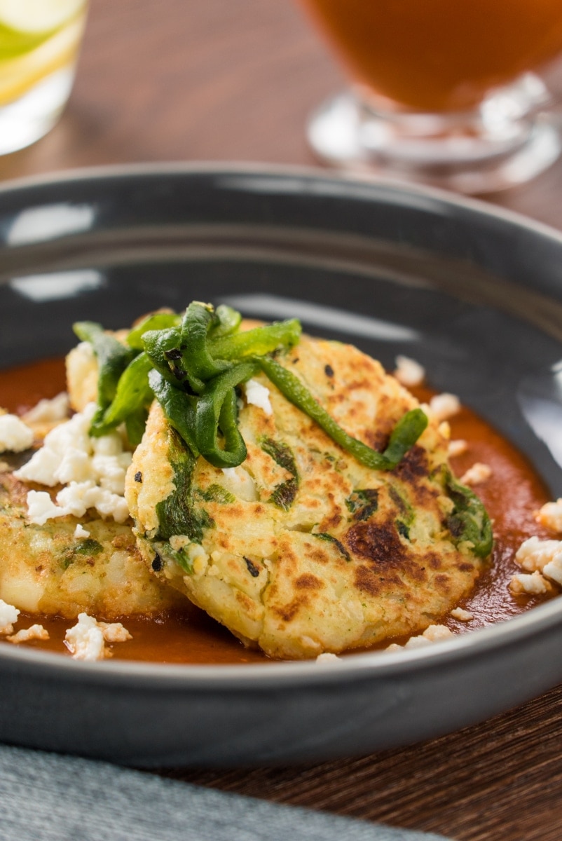 Tortitas De Papa Y Poblano En Salsa Roja