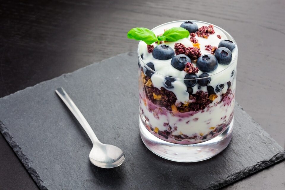 Yogurt Granola Y Frutas Del Bosque