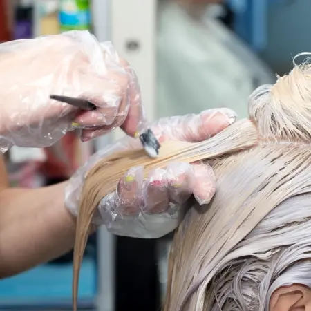 10 Hábitos que arruínam seu cabelo (e como consertá-los)