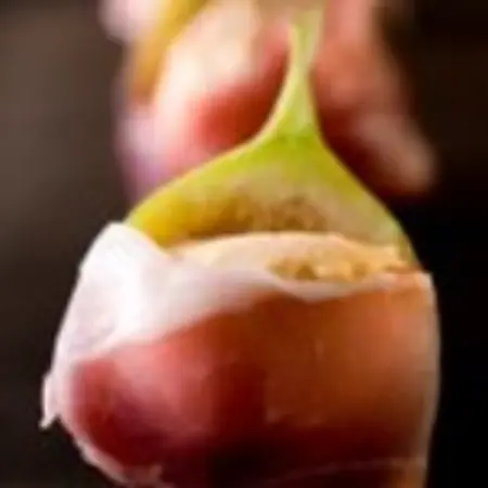 Petisco gourmet: Figos recheados com queijo de cabra em prosciutto