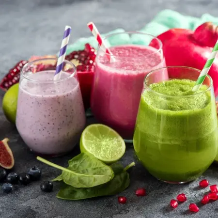 5 smoothies ideais para complementar o seu dia a dia