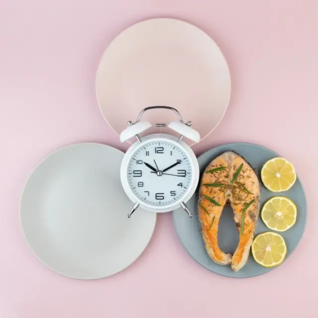 É uma boa ideia fazer jejum intermitente e dieta keto juntos?