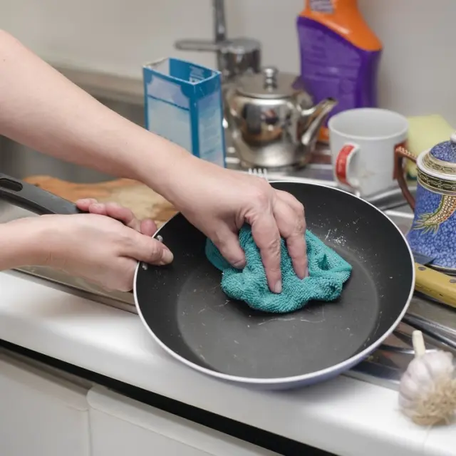 5 truques infalíveis para remover a gordura das frigideiras