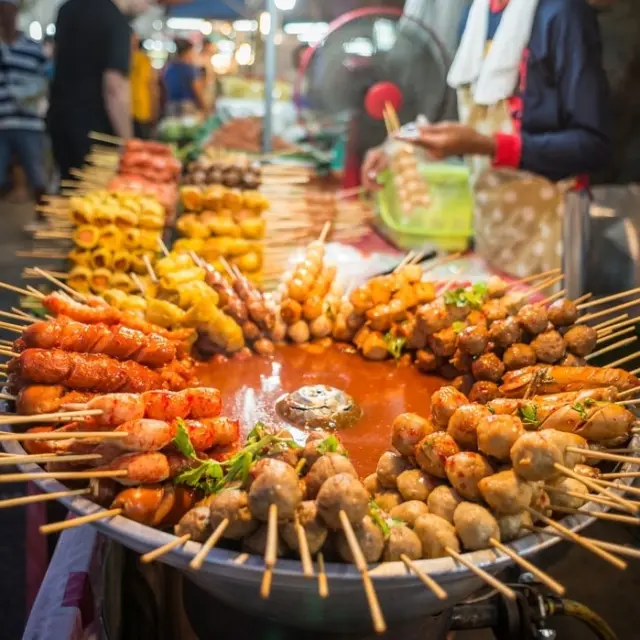 Os 5 pratos mais populares da comida de rua na Ásia