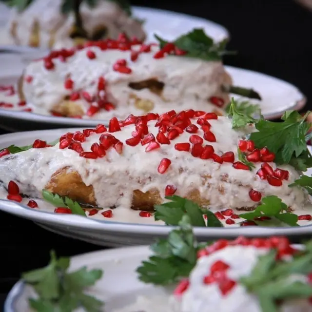 4 theories that explain the origin of chile en nogada