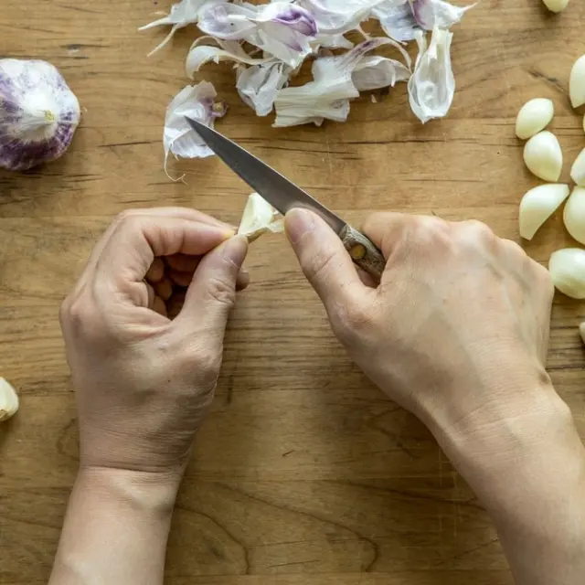 How to peel garlic in 30 seconds? The simplest viral trick