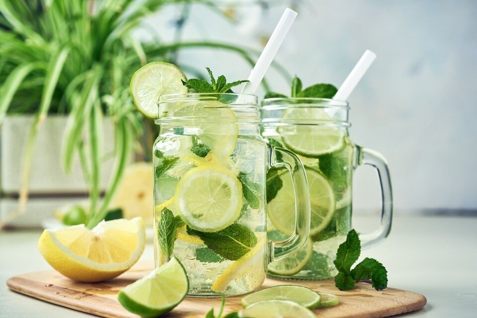 Para qué sirve el agua de limón con hierbabuena