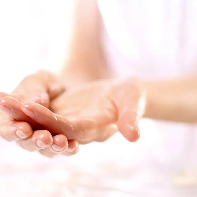 How to use olive oil to grow nails