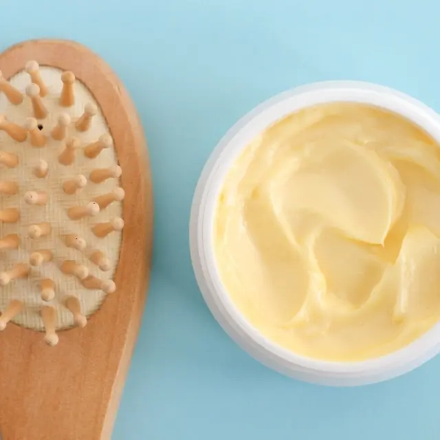 Natural remedies for hair damaged by the sun and the sea