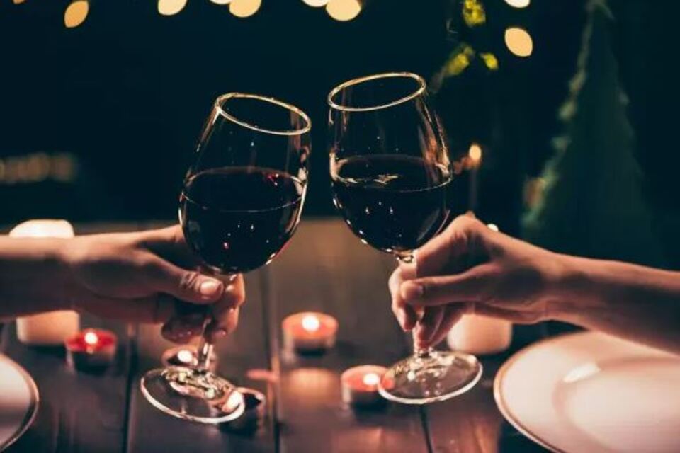 How to Set Up a LastMinute Romantic Dinner at Home