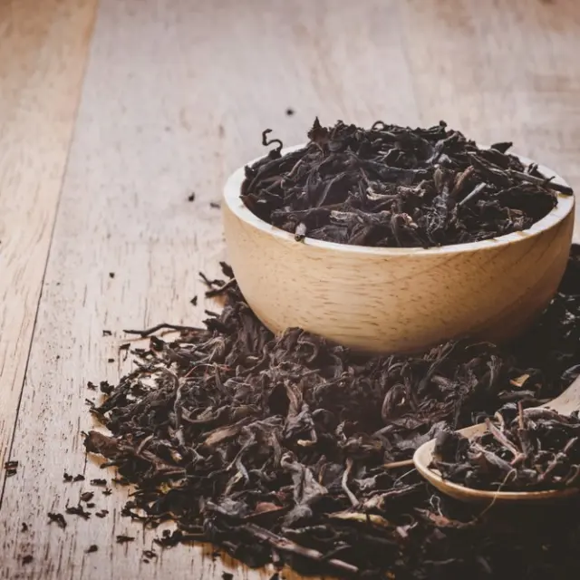 Black tea rinse for shiny and growing hair