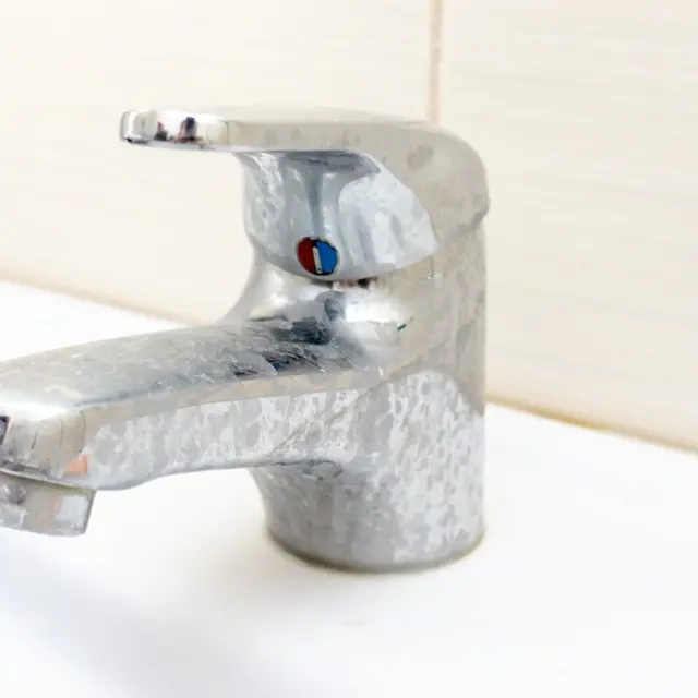 How to Remove Hard Water Stains and Limescale from Sinks?
