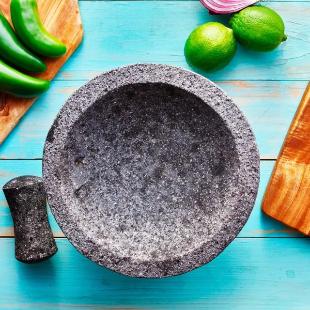 How to clean the molcajete step by step