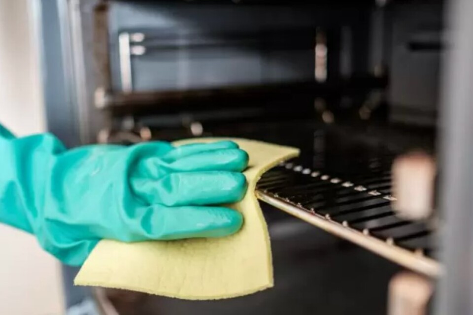 3 Easy Ways to Deep Clean Your Oven