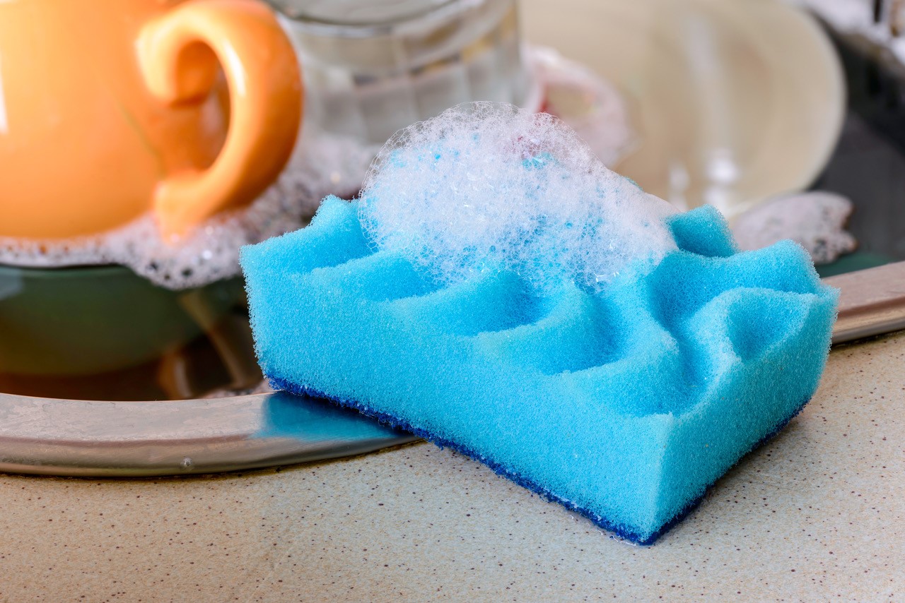 Esta es la forma correcta de desinfectar la esponja para lavar platos  después de su uso