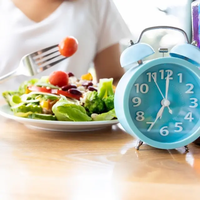 Comer tarde pode estar relacionado à diabetes 