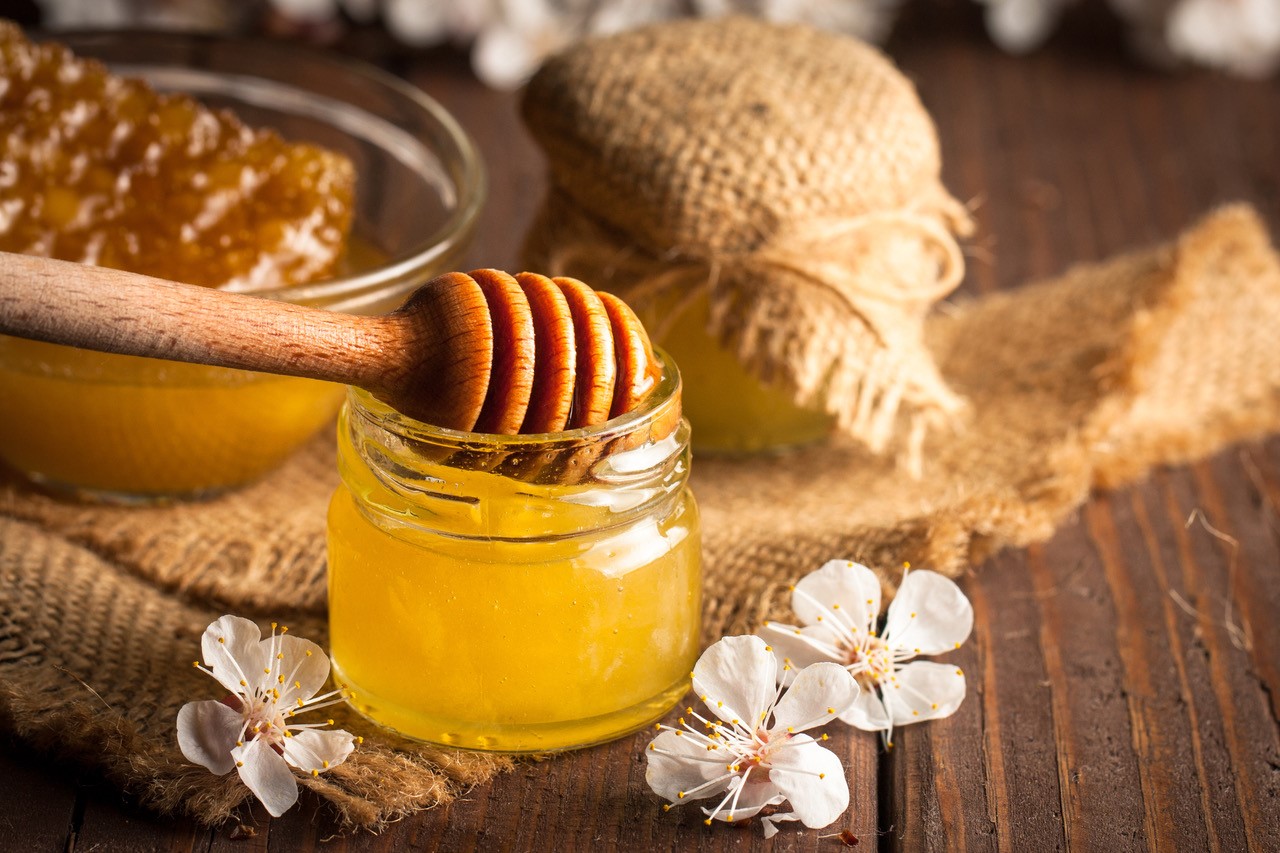 Лечение медом как называется. Мед. Мед на коже. Медовая маска. Мёд натуральный.