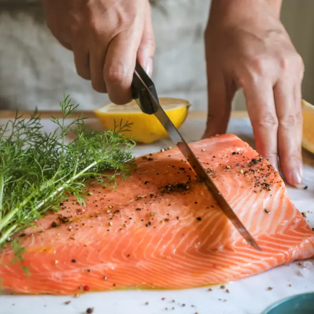 Como tirar o cheiro de peixe das mãos? 