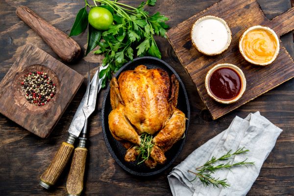 Frango assado sobre tábua de madeira
