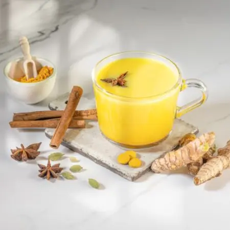 Benefícios de tomar leite dourado