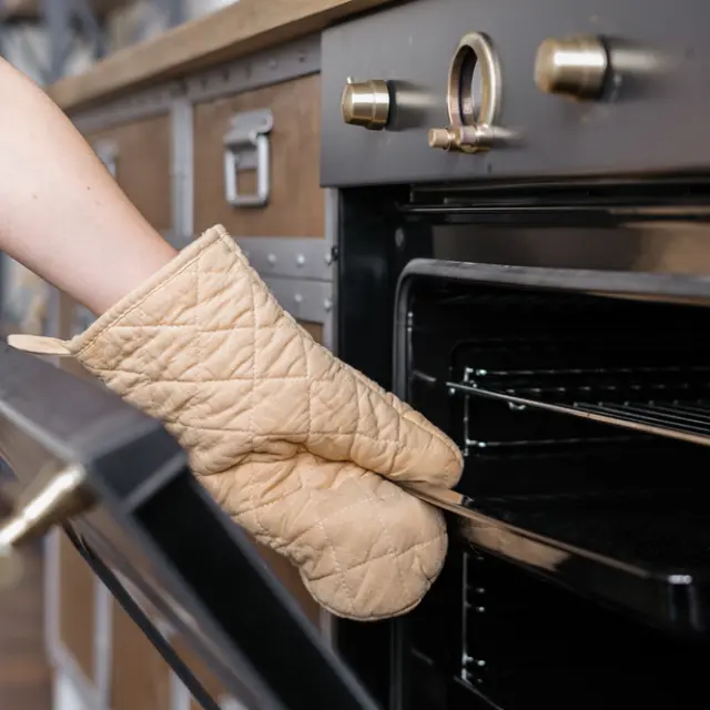 5 things you should NEVER store in the oven