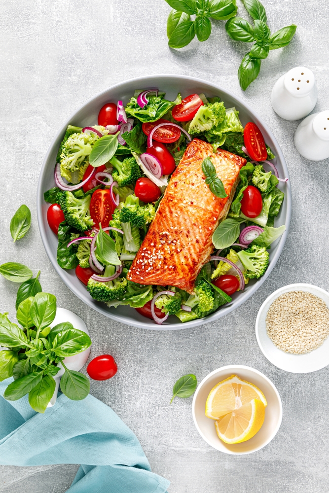 salada mediterrânea com salmão