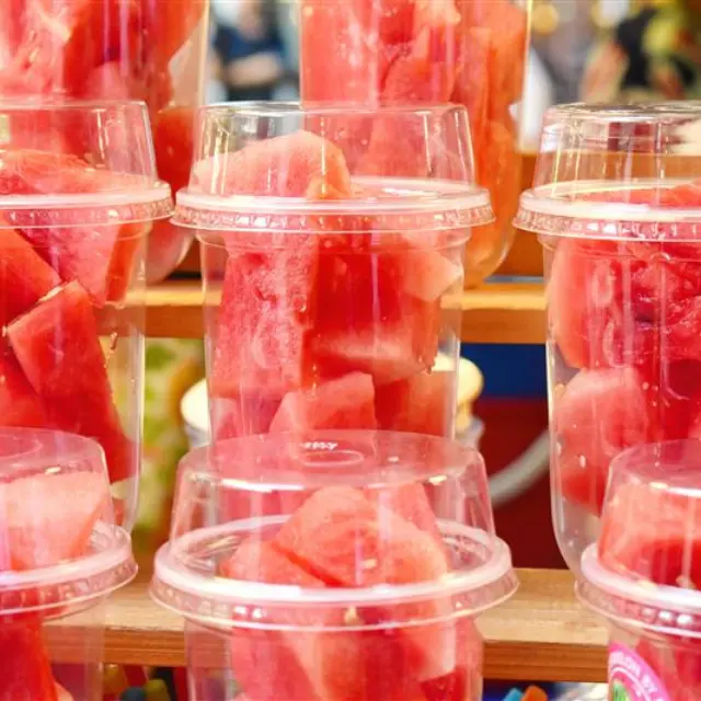 Por que não é bom comprar fruta picada?