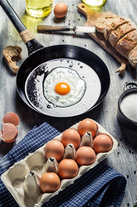 sunny-side-up egg in pan