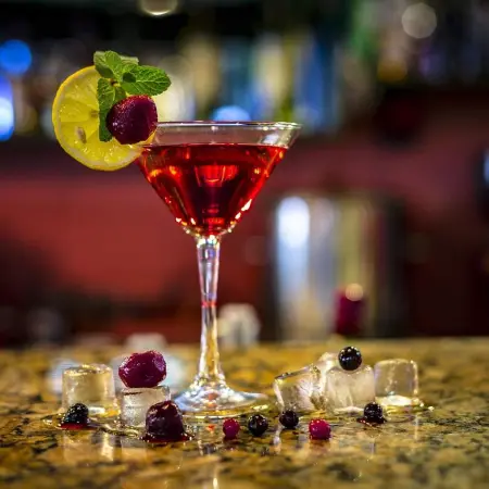 4 bebidas fáceis que você pode preparar com licor de ervas