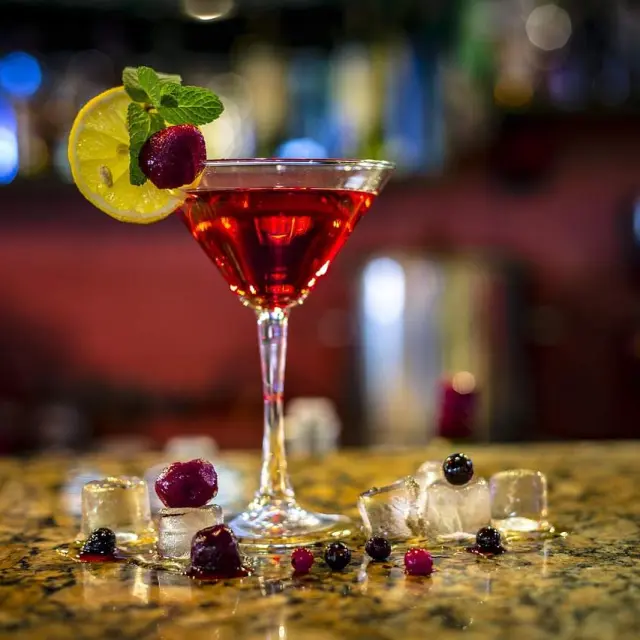 4 bebidas fáceis que você pode preparar com licor de ervas