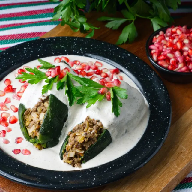 Com que se acompanham os chiles en nogada?