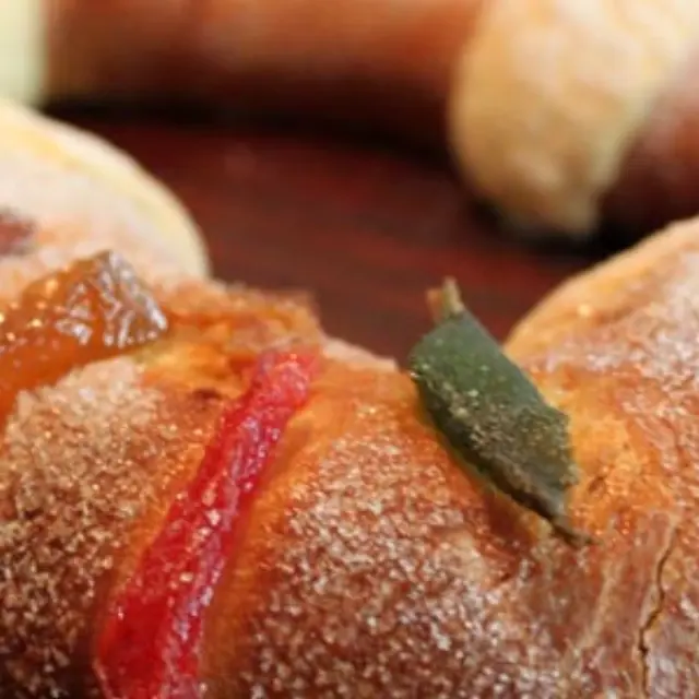 Prepare a delicious Rosca de Reyes