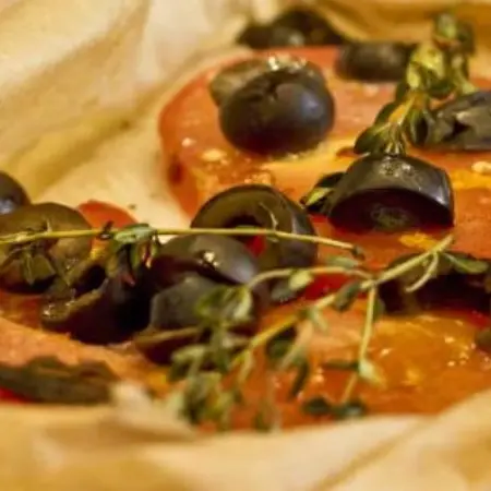 Receita da Quaresma: Peixe Enpapelado com Tomates e Azeitonas