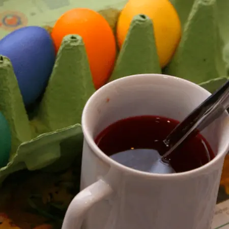 Como pintar os ovos de Páscoa?