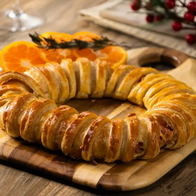 Rosca de massa folhada com presunto e queijo