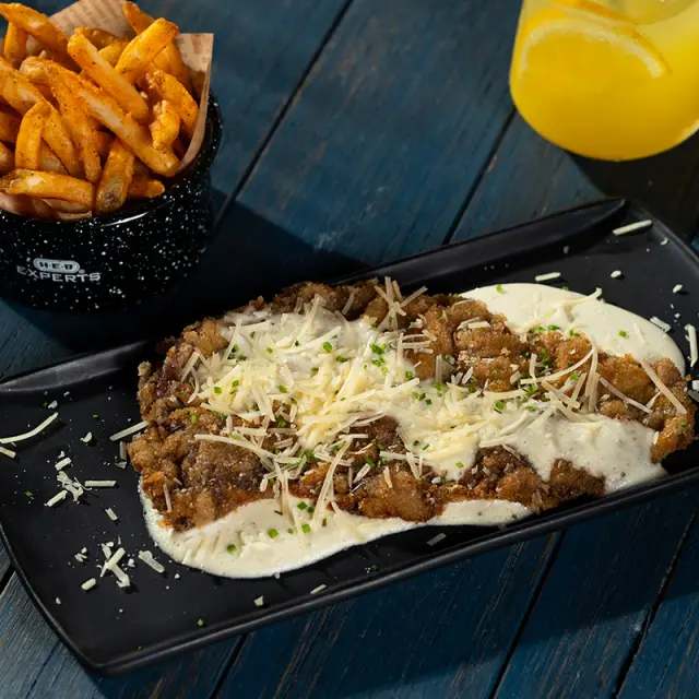 Milanesa com molho Alfredo  