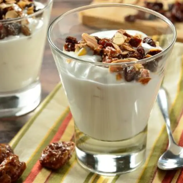 Vídeo de Iogurte de Amêndoa com Nozes Caramelizadas e Passas