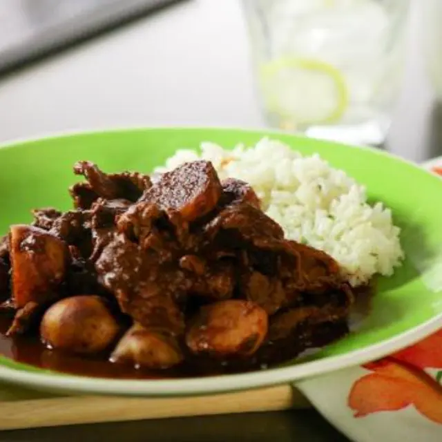 Vídeo de Bife de Carne com Pasilla e Batatas