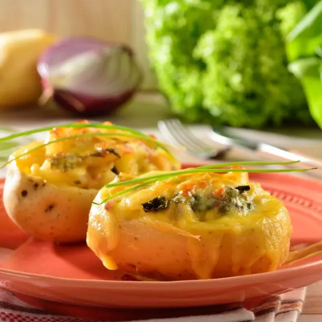Vídeo de Batatas Recheadas com Alface e Queijo Gruyere