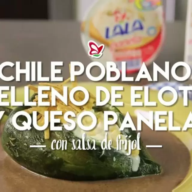 Chile Poblano Relleno de Granos de Elote y Queso Panela con Salsa de Frijol