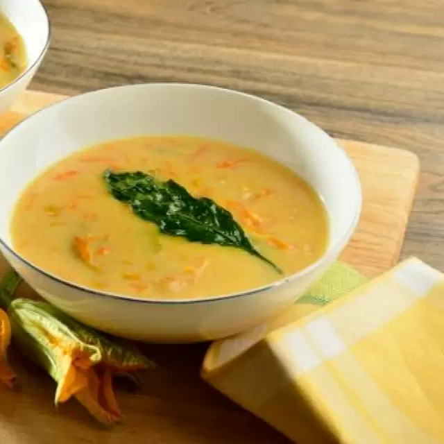 Crema de Elote con Salteado de Flor de Calabaza y Zanahoria