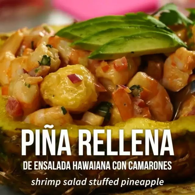 Piña Rellena de Ensalada Hawaiana con Camarones