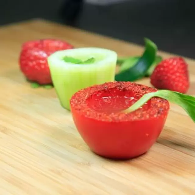 Cómo hacer Shots Comestibles con Vodka (fresa, jitomate y pepino)