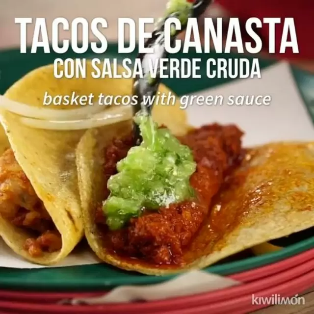 Tacos de Canasta con Salsa Verde Cruda