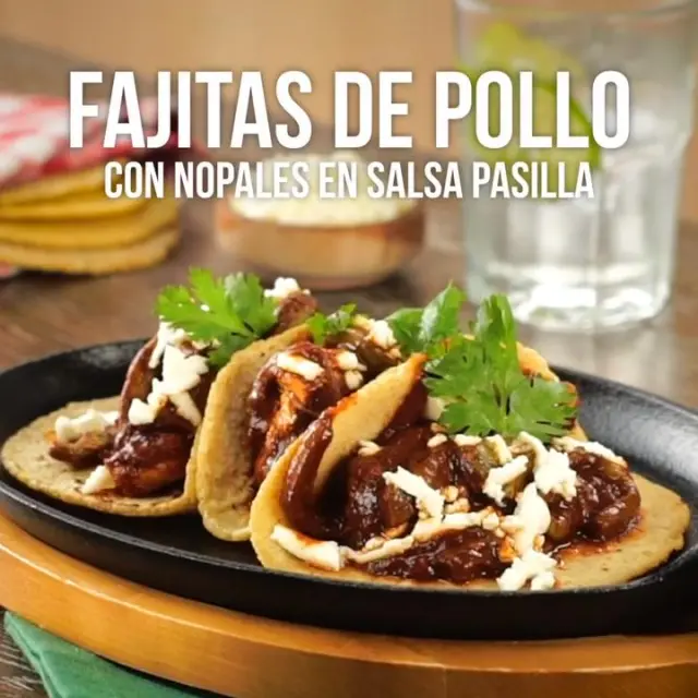 Fajitas de Pollo con Nopales en Salsa Pasilla