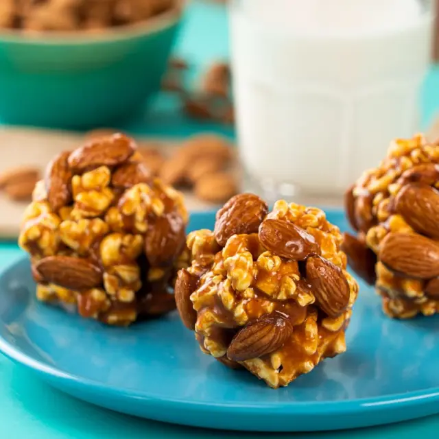 Bolinhas de amêndoas com pipocas caramelizadas - Amêndoas da Califórnia