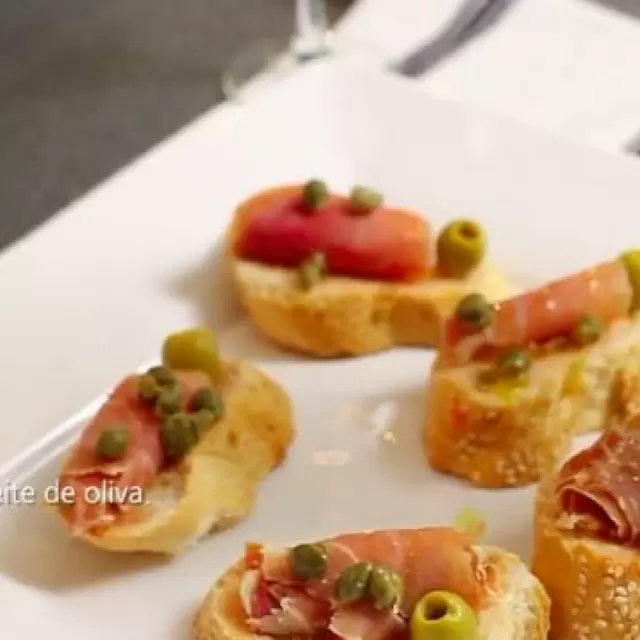 Tapas de Jamón Serrano y Aceitunas