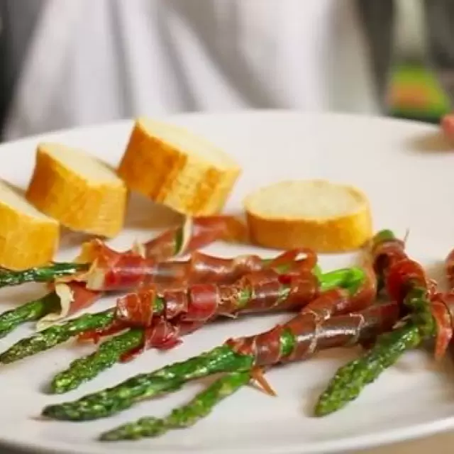 Rollitos de Espárragos con Jamón Serrano