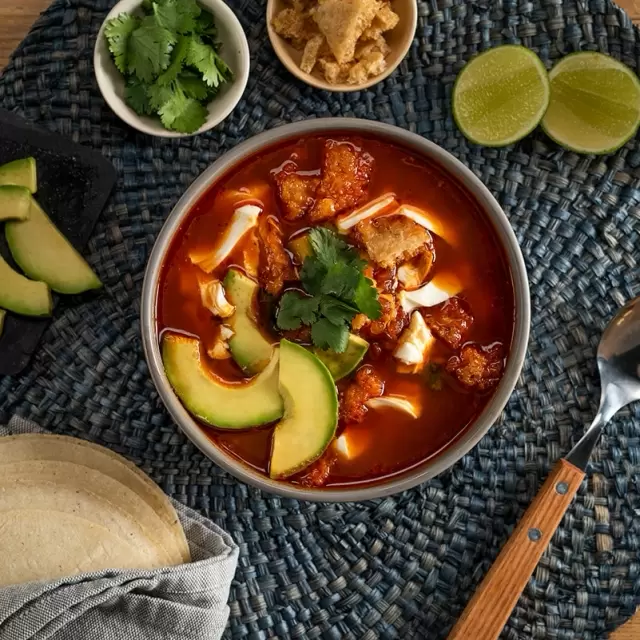 Caldo Tlalpeño con Chicharrón