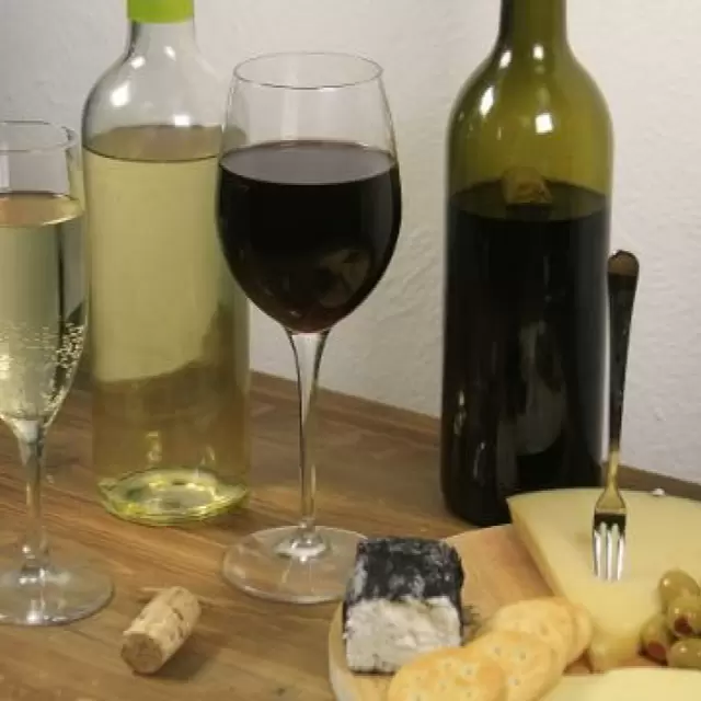 Cómo destapar una botella de vino sin sacacorchos?